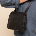 The Chesterfield Brand kožená kabelka cez rameno / crossbody Caia C48.144600 čierna na postave