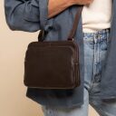 The Chesterfield Brand kožená kabelka cez rameno / crossbody Caia C48.144601 hnedá na postave