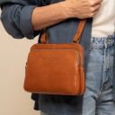 The Chesterfield Brand kožená kabelka cez rameno / crossbody Caia C48.144631 koňaková na postave