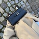 BURKELY Kožená kabelka cez rameno / crossbody Demi 1001905.46.10 čierna na postave