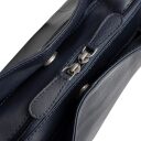 The Chesterfield Brand Kožená kabelka cez rameno Nerissa C48.143710 tmavomodrá obojsmerný zips