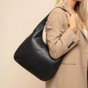 The Chesterfield Brand Kožená kabelka na plece Neya C48.144700 čierna na postave