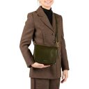 BURKELY kožená kabelka cez rameno Vintage Veda 1001502.77.75 olivová na modelke
