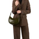 BURKELY kožená kabelka cez rameno Vintage Veda 1001503.77.75 tmavo olivová na modelke