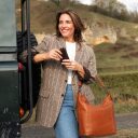 The Chesterfield Brand Kožená kabelka cez rameno Zira C48.143031 koňaková na modelke