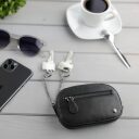 Bugatti kožená kľúčenka / puzdro na kľúče RFID Black Magic 49123501 čierne na stole