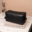 The Chesterfield Brand Kožená kozmetická taška Montelaro C08.063900 čierna produkt foto