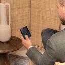 The Chesterfield Brand Kožená peňaženka - púzdro na karty RFID C08.045800 Mannheim čierna v ruke