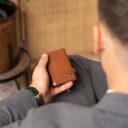 The Chesterfield Brand Kožená peňaženka - puzdro na karty RFID Gabriela C08.060731 koňaková v ruke