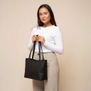 The Chesterfield Brand Kožená shopper kabelka Anira C38.023100 čierna v ruke