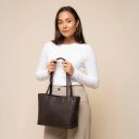 The Chesterfield Brand Kožená shopper kabelka Anira C38.023101 hnedá v ruke