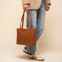 The Chesterfield Brand Kožená shopper kabelka Anira C38.023131 koňaková v ruke