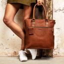 BURKELY Kožená shopper kabelka Antique Avery 8005217.56.24 koňaková na ramene v ruke
