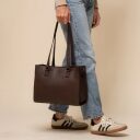The Chesterfield Brand Kožená shopper kabelka Ellsworth C38.022801 hnedá v ruke