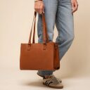 The Chesterfield Brand Kožená shopper kabelka Ellsworth C38.022831 koňaková v ruke