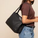 The Chesterfield Brand Kožená shopper kabelka Lioren C48.145000 čierna cez rameno