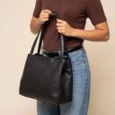 The Chesterfield Brand Kožená shopper kabelka Lioren C48.145000 čierna v ruke