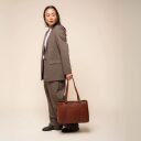 The Chesterfield Brand Kožená shopper kabelka na notebook 14" Alverino C38.022931 koňaková v ruke