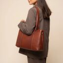 The Chesterfield Brand Kožená shopper kabelka na notebook 14" Alverino C38.022931 koňaková cez rameno