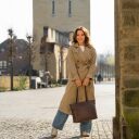 The Chesterfield Brand Kožená shopper kabelka na notebook 14" Osira C38.022601 hnedá v ruke