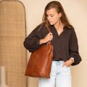 The Chesterfield Brand Kožená shopper kabelka na notebook 15" Solvia C38.022131 koňaková na modelke