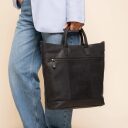 The Chesterfield Brand kožená shopper kabelka na notebook Westbrook C38.022700 čierna v ruke