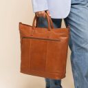 The Chesterfield Brand kožená shopper kabelka na notebook Westbrook C38.022731 koňaková v ruke