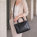 The Chesterfield Brand Kožená shopper kabelka Pergamino C38.022000 čierna s modelkou