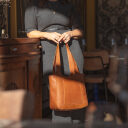 The Chesterfield Brand Kožená shopper kabelka Tofino C48.143431 koňaková v ruke