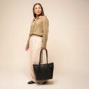 The Chesterfield Brand Kožená shopper kabelka C38.023000 čierna v ruke