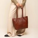 The Chesterfield Brand Kožená shopper kabelka Vespera C38.023031 koňaková v ruke