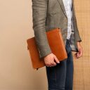 The Chesterfield Brand Kožená spisovka na A4 a tablet Moreton C40.105331 koňaková v ruke