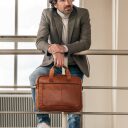 The Chesterfield Brand Kožená taška na notebook 15,6" Calvi C40.103331 koňak v ruke