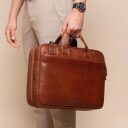 The Chesterfield Brand Kožená taška na notebook 15" Venturo C40.110831 koňaková v ruke