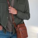 Kožená taška cez rameno The Chesterfield Brand Amantea C48.137631 koňaková na modelke