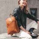 Kožený batoh dámsky do mesta The Chesterfield Brand Amanda koňak na chrbte