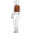 DANIEL RAY kožený batoh na notebook 15,6" Broome DRL25.1591.31 koňakový na postave