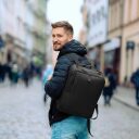The Chesterfield Brand Kožený batoh na notebook 15,6" Soraja C58.700000 čierny na chrbte