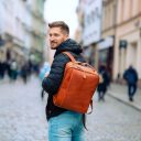 The Chesterfield Brand Kožený batoh na notebook 15,6" Soraja C58.700031 koňakový na chrbte