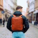 The Chesterfield Brand Kožený batoh na notebook 15,6" Soraja C58.700031 koňakový na postave