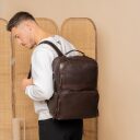 The Chesterfield Brand kožený batoh na notebook 15" Lennox C58.071101 hnedý na postave