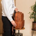 The Chesterfield Brand kožený batoh na notebook 15" Lennox C58.071131 koňak v ruke