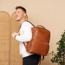 The Chesterfield Brand kožený batoh na notebook 15" Lennox C58.071131 koňak na postave