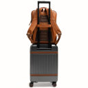 The Chesterfield Brand Kožený batoh na notebook Quincy C58.035231 koňakový popruh na rukoväť kufra