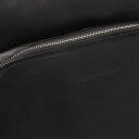 The Chesterfield Brand Kožený batoh na notebook Nicola C58.070500 čierny logo