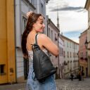 ESTELLE Kožený mestský batôžtek Luna čierny na modelke