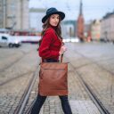 The Chesterfield Brand Elegantný kabelko-batoh 2v1 Omaha C58.033231 koňakový na modelke