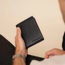 Pánska kožená peňaženka RFID Frederick čierna v ruke