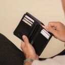 Pánska kožená peňaženka RFID Frederick čierna otvorená v ruke