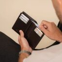 Pánska kožená peňaženka RFID Frederick hnedá v ruke otvorená